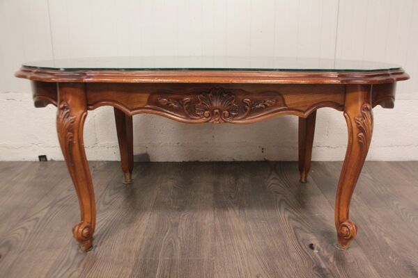 Table basse ovale style Louis XV avec plateau en verre