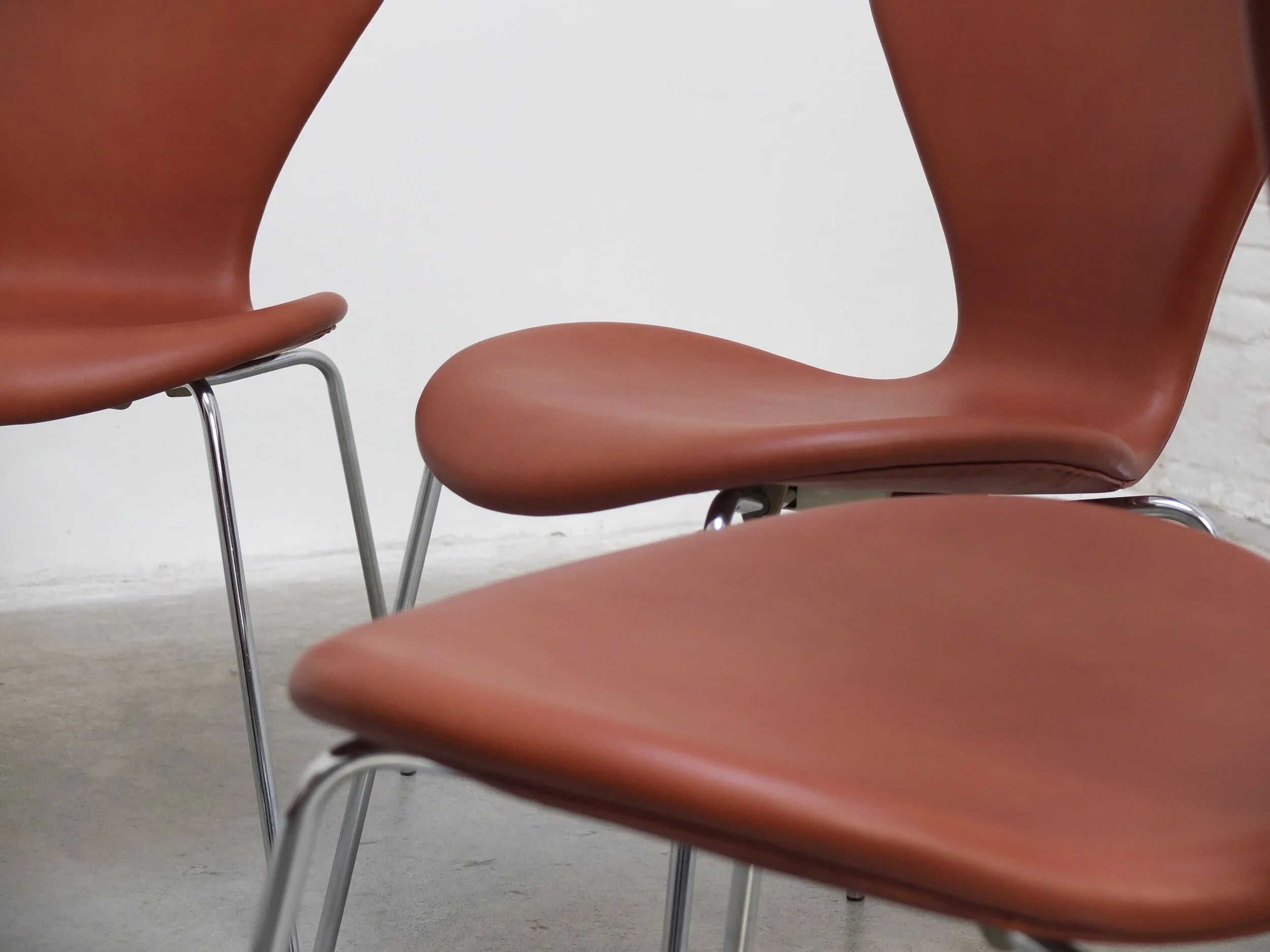 'Series 7' chairs in cognac leather by Arne Jacobsen for Fritz Hansen, 1955