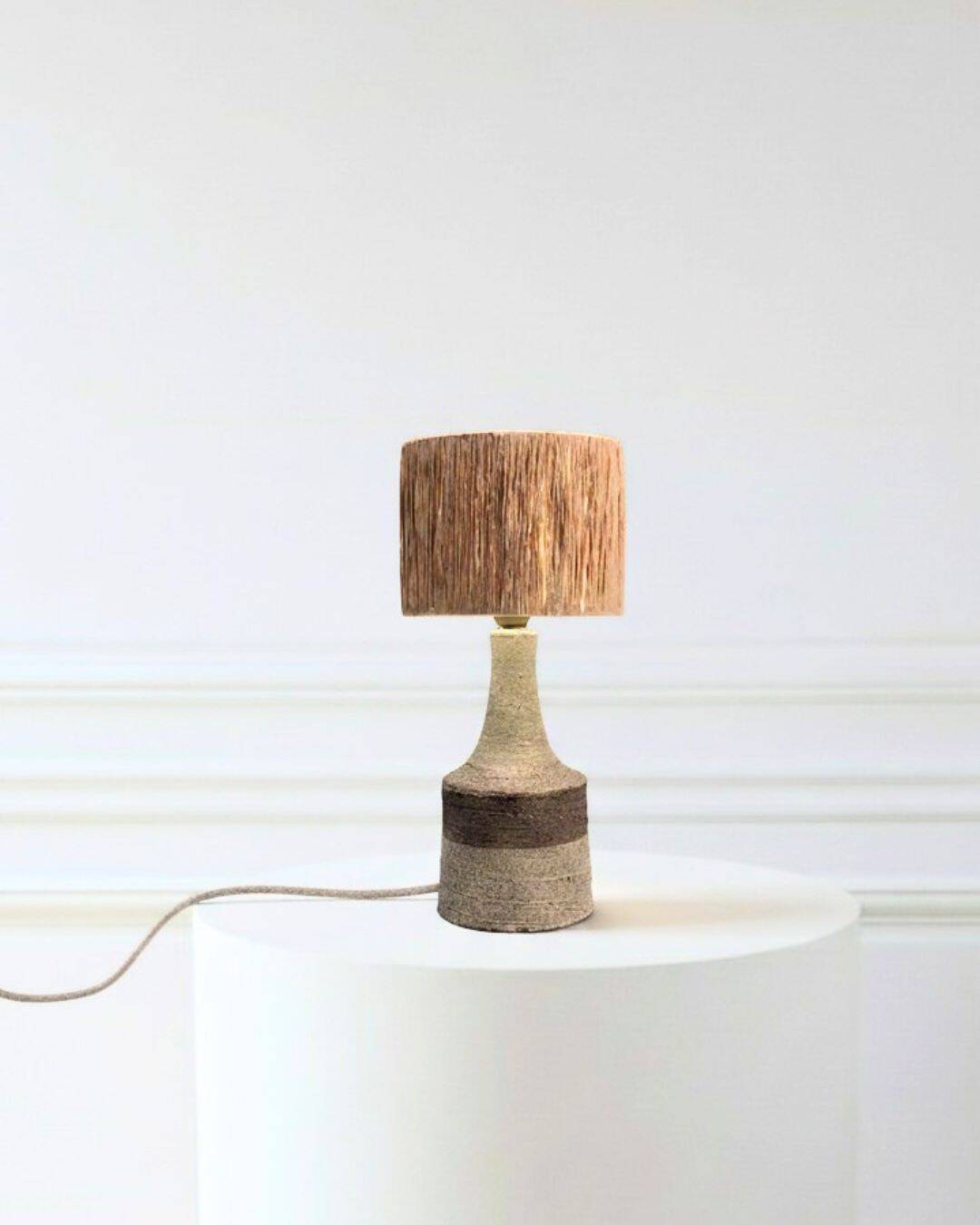 Floor lamp in stoneware with raffia lampshade