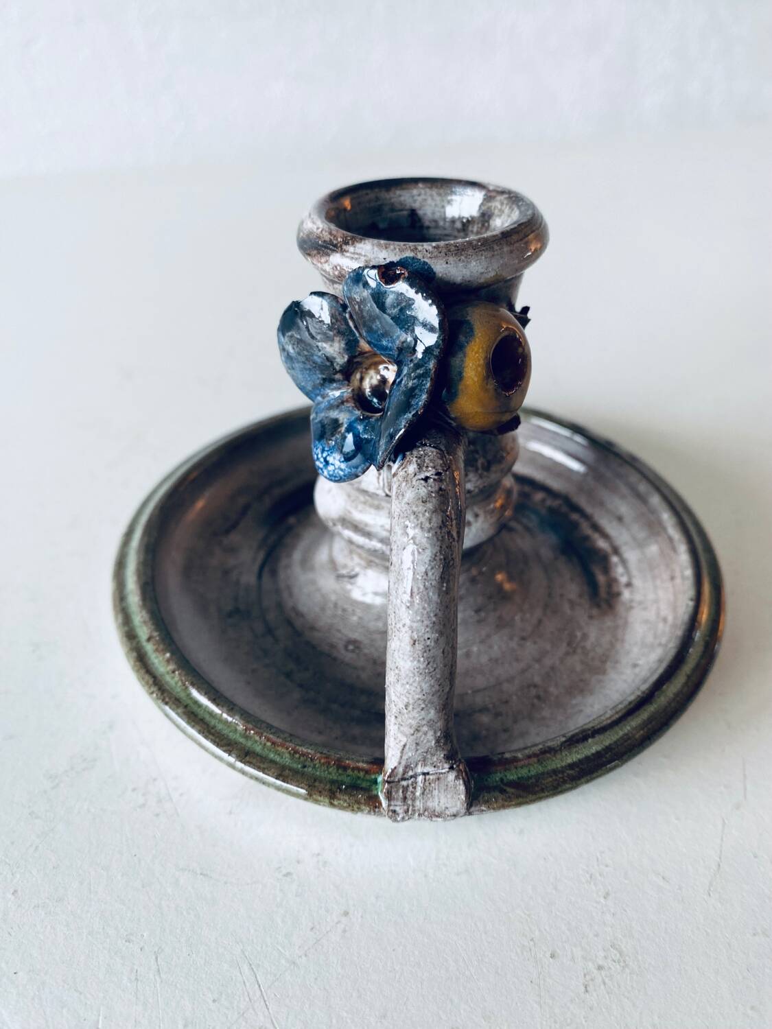 Ceramic candle holder with flower decor