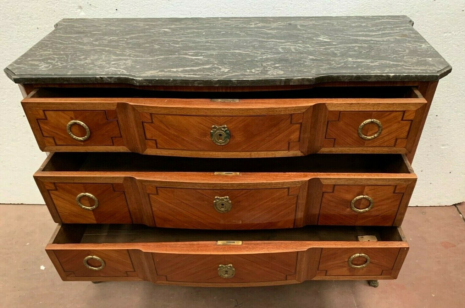 Transition style chest of drawers in rosewood and amaranth veneer, 20th century