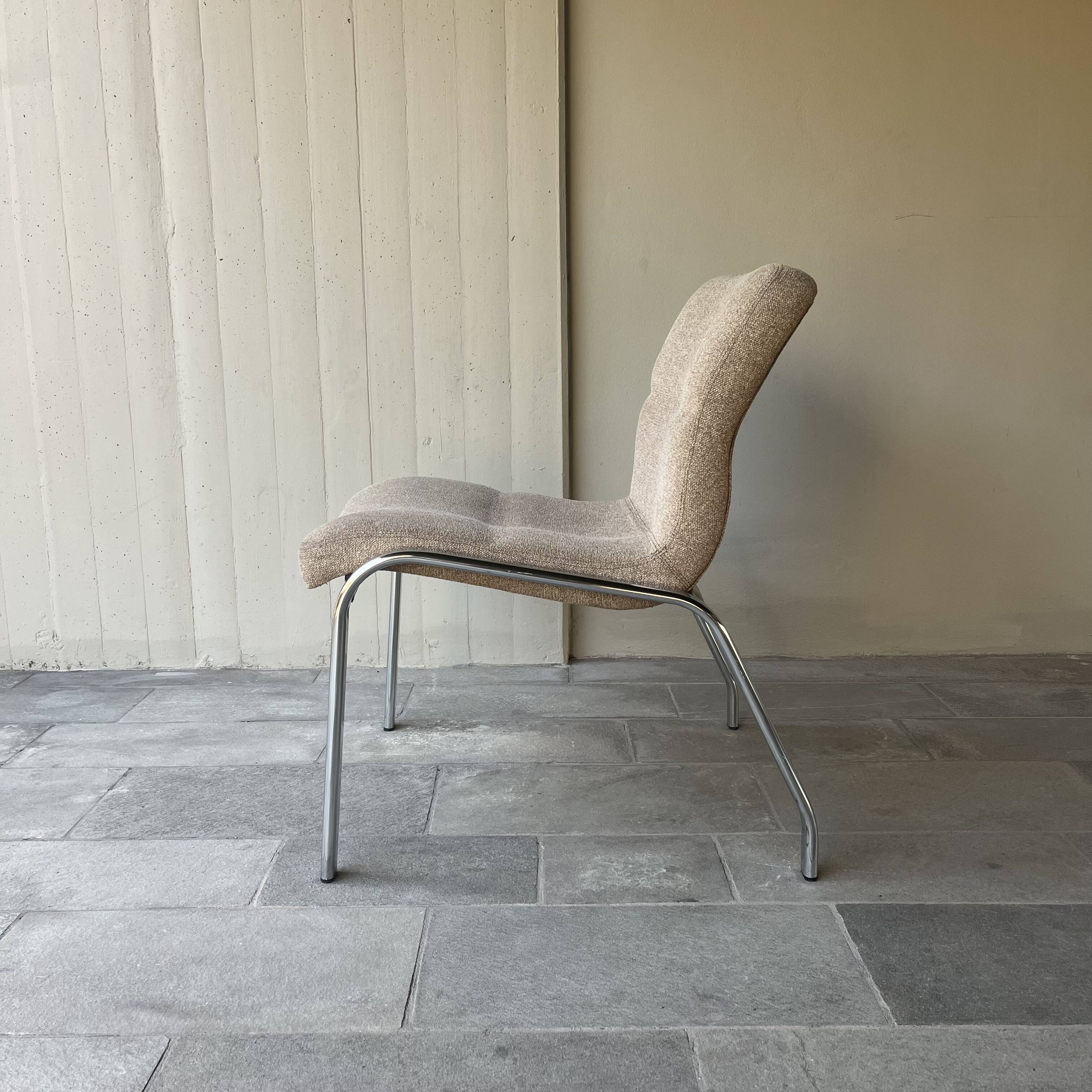 Fauteuil bas vintage chrome et tissu gris/beige