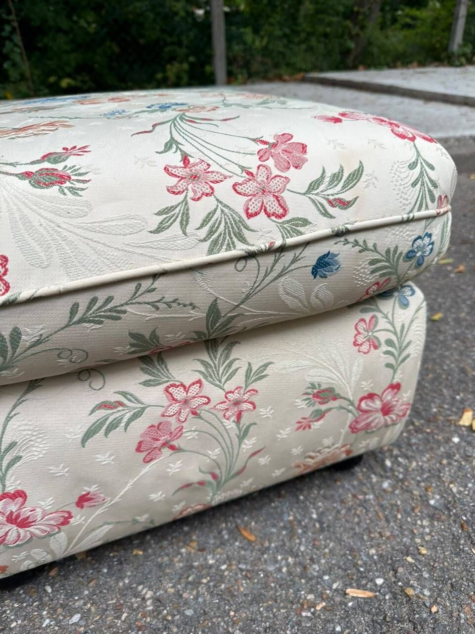 Pouf / Square vintage footstool with floral pattern – 70s Cottage style