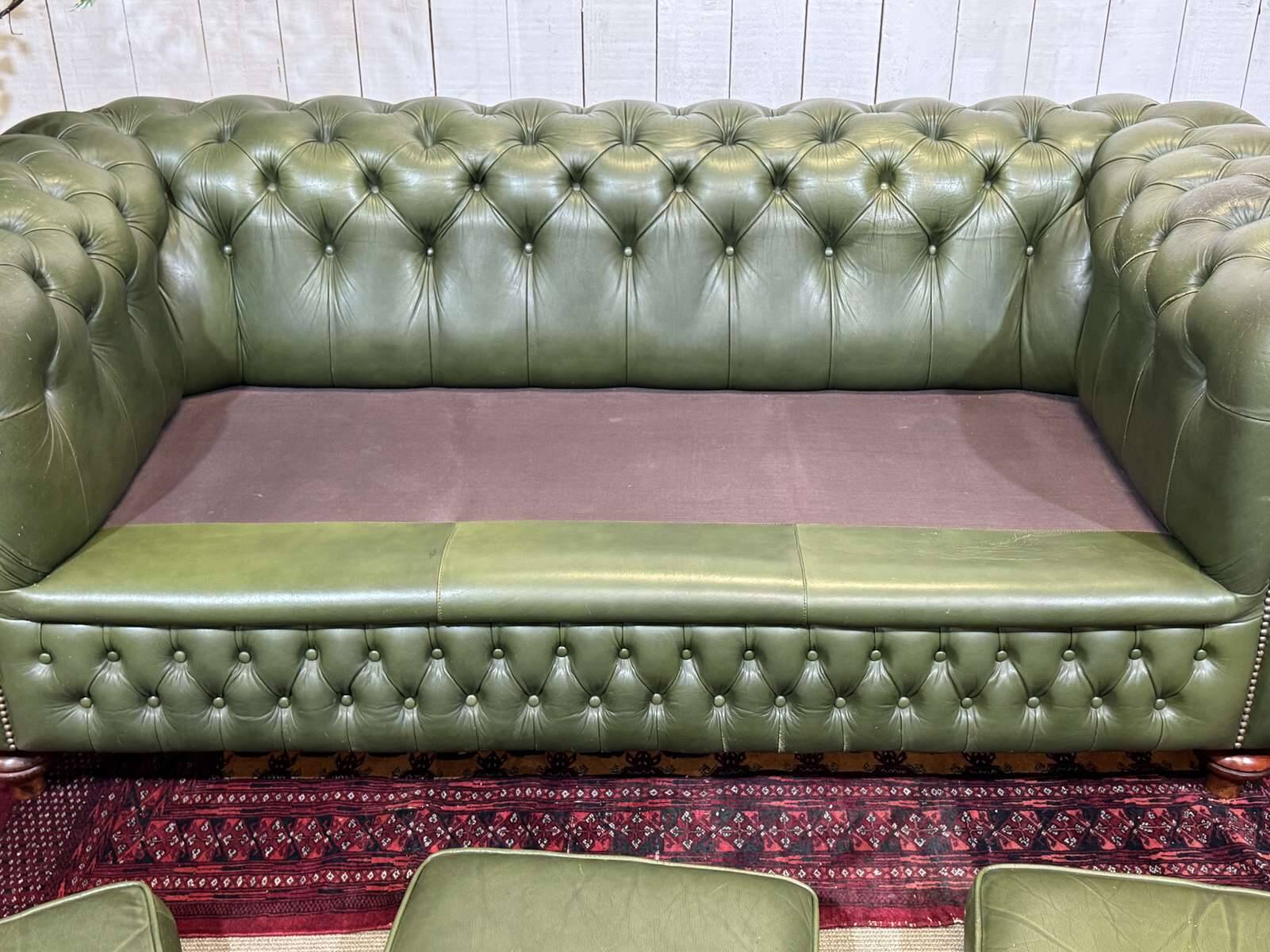 Chesterfield leather 3-seater sofa with mahogany legs - English craftsmanship