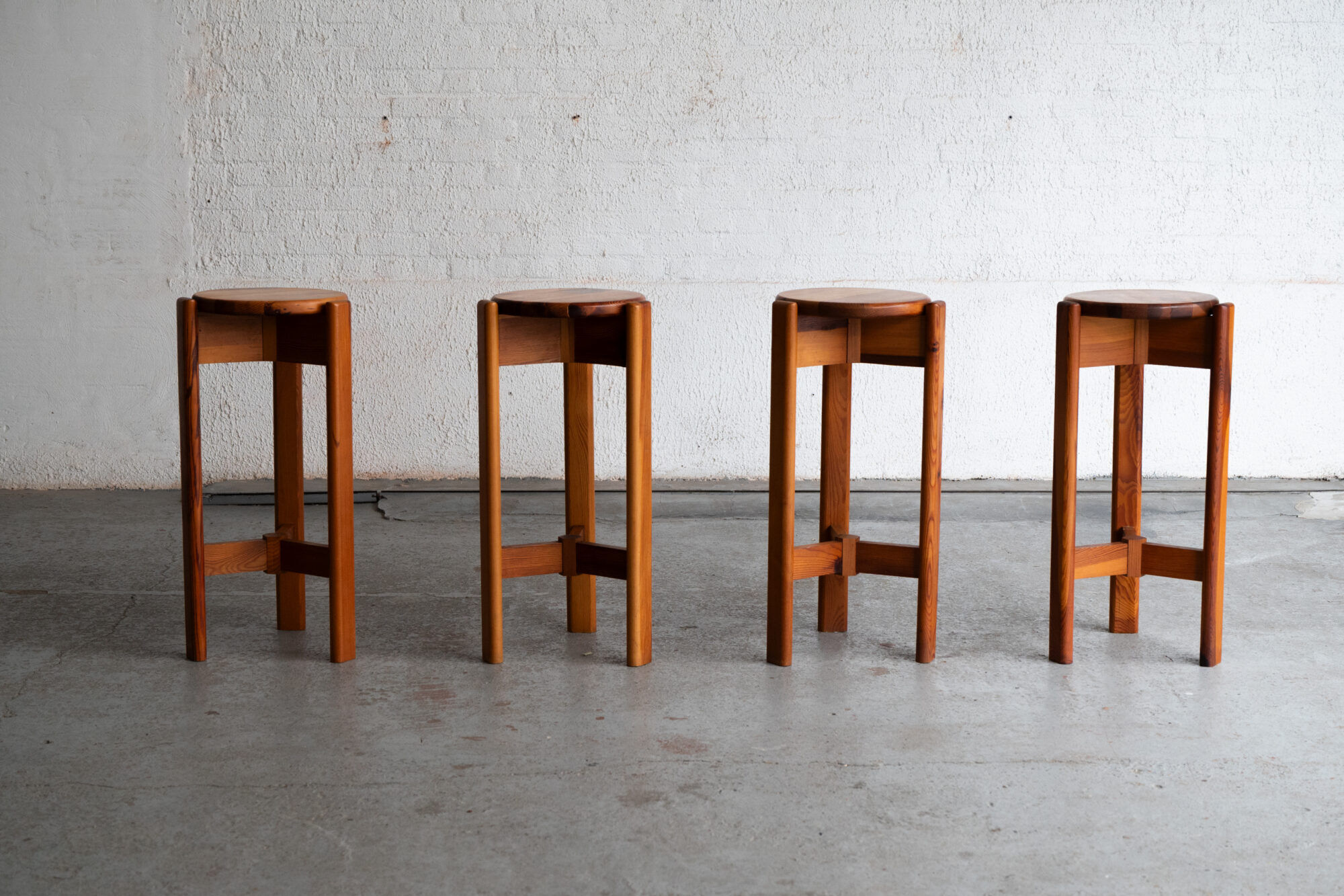 Ensemble de 4 tabourets de bar, design français, années 1970