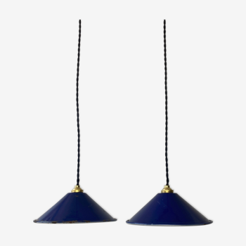 Lot 2 conical enamelled suspensions