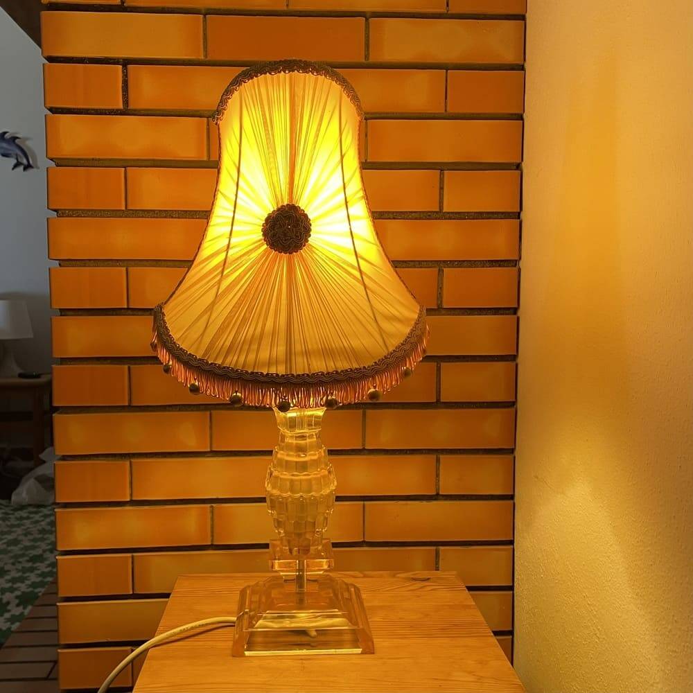 Lampe de table Hollywood Regency avec base en lucite