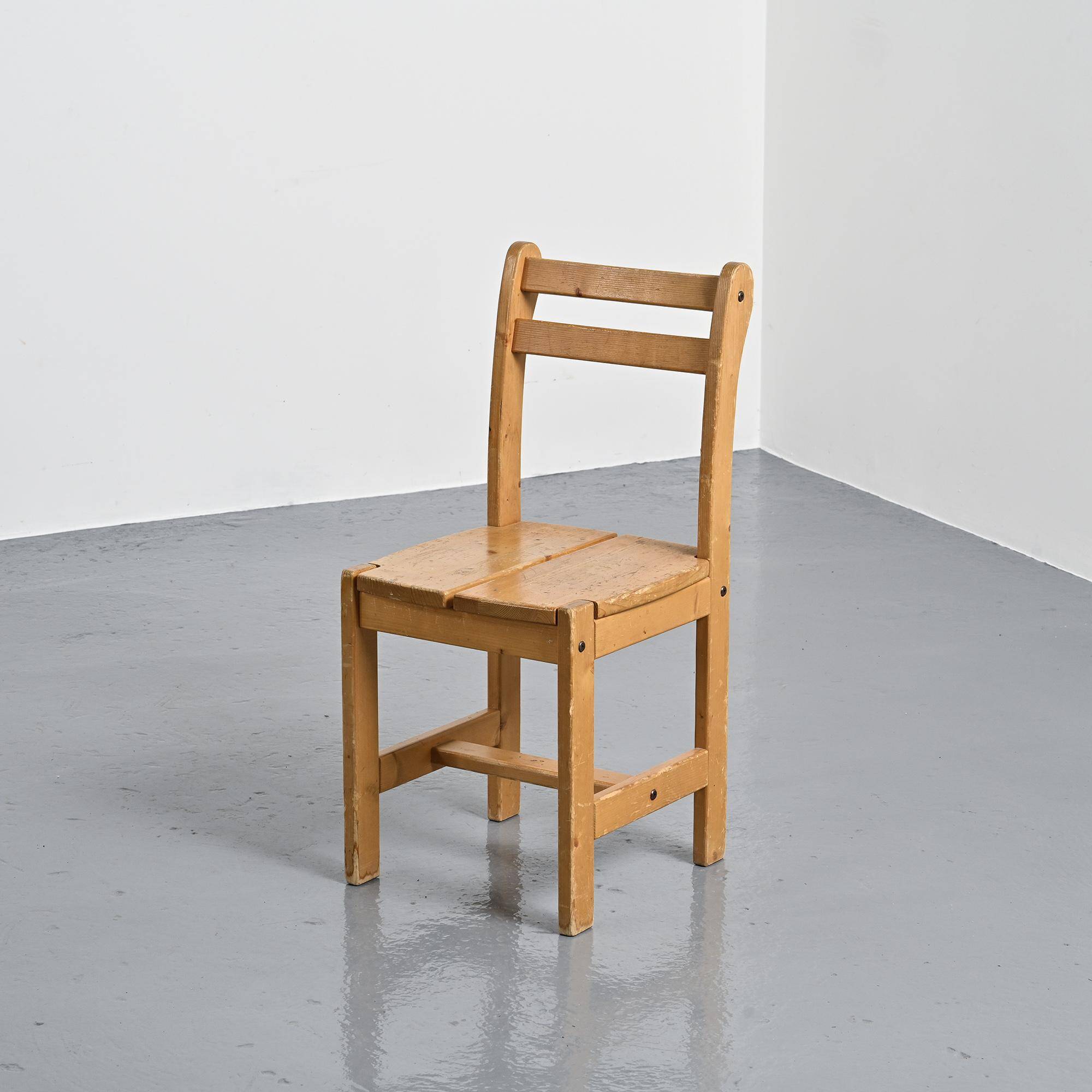 Suite de quatre chaises en pin, travail français, circa 1970