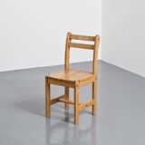 Suite de quatre chaises en pin, travail français, circa 1970