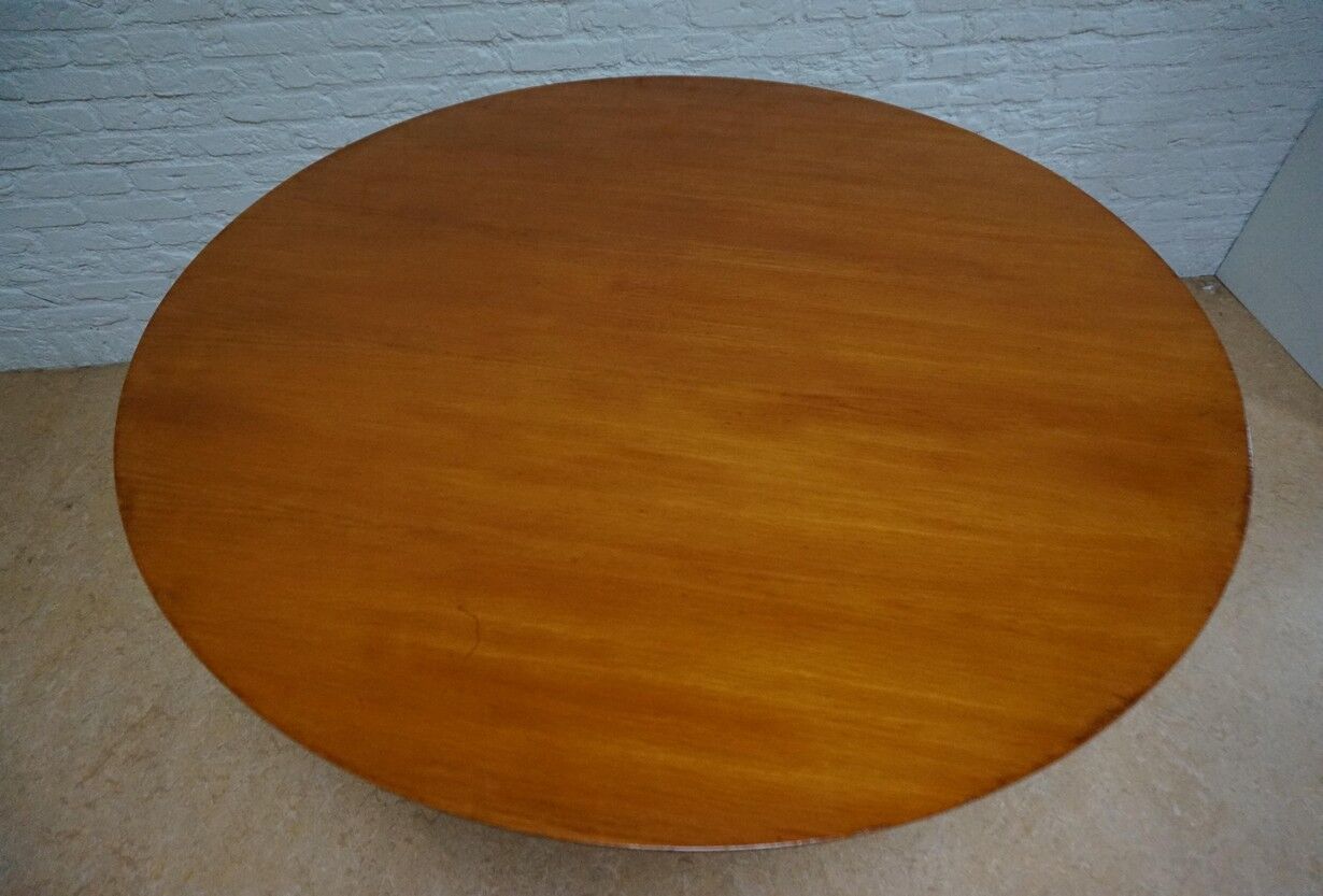 Mid-century modern round table by  Knoll International Kiga S.p.A, 1960s