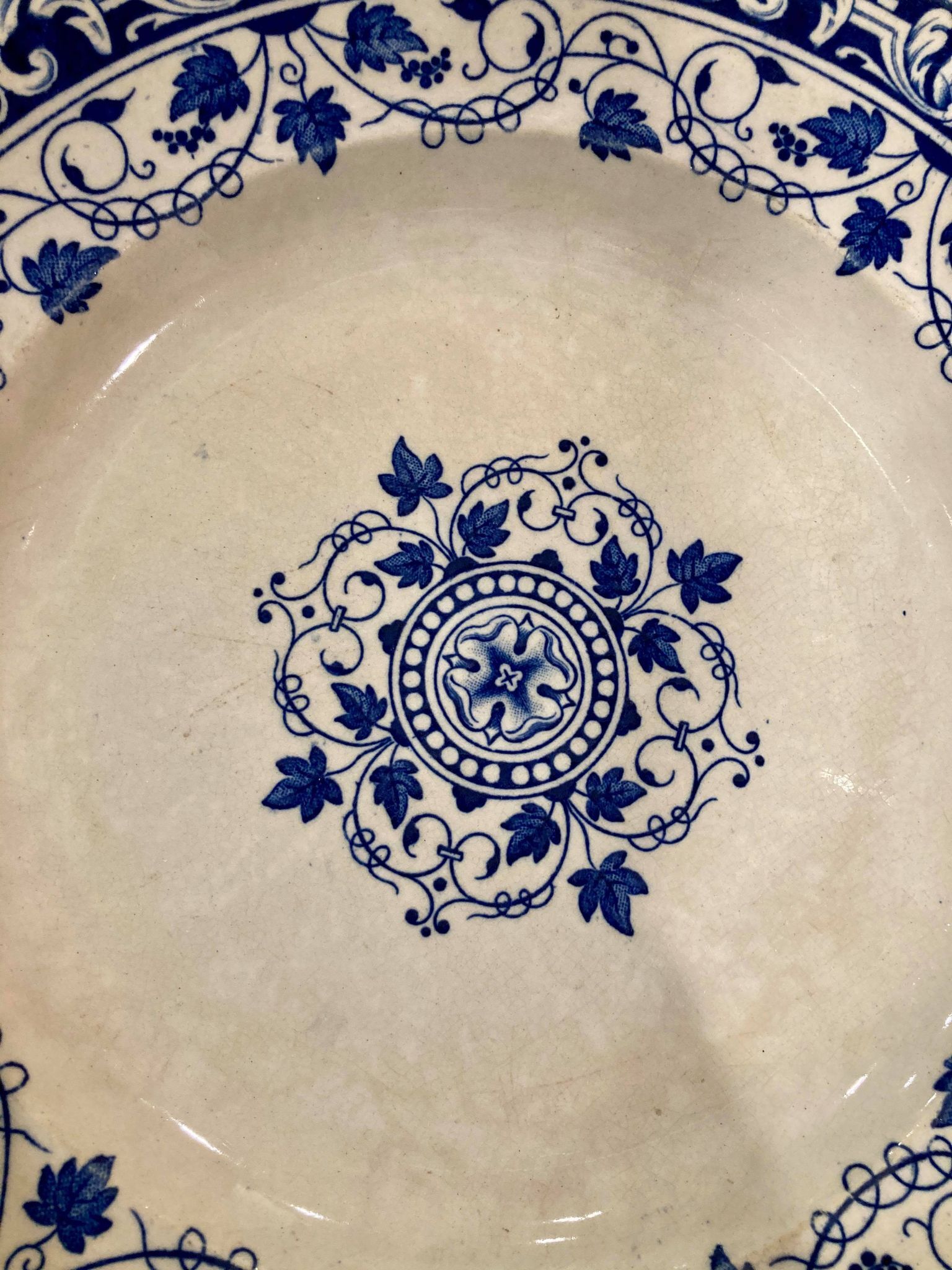 Plat en Terre de Fer Jules Vieillard modèle St Louis XV
