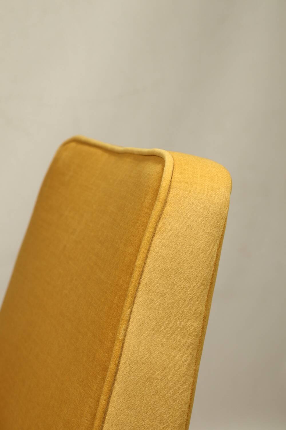 Fauteuil en bois et velours jaune par Chierowski