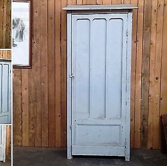 Wall cabinet has a door on coaching