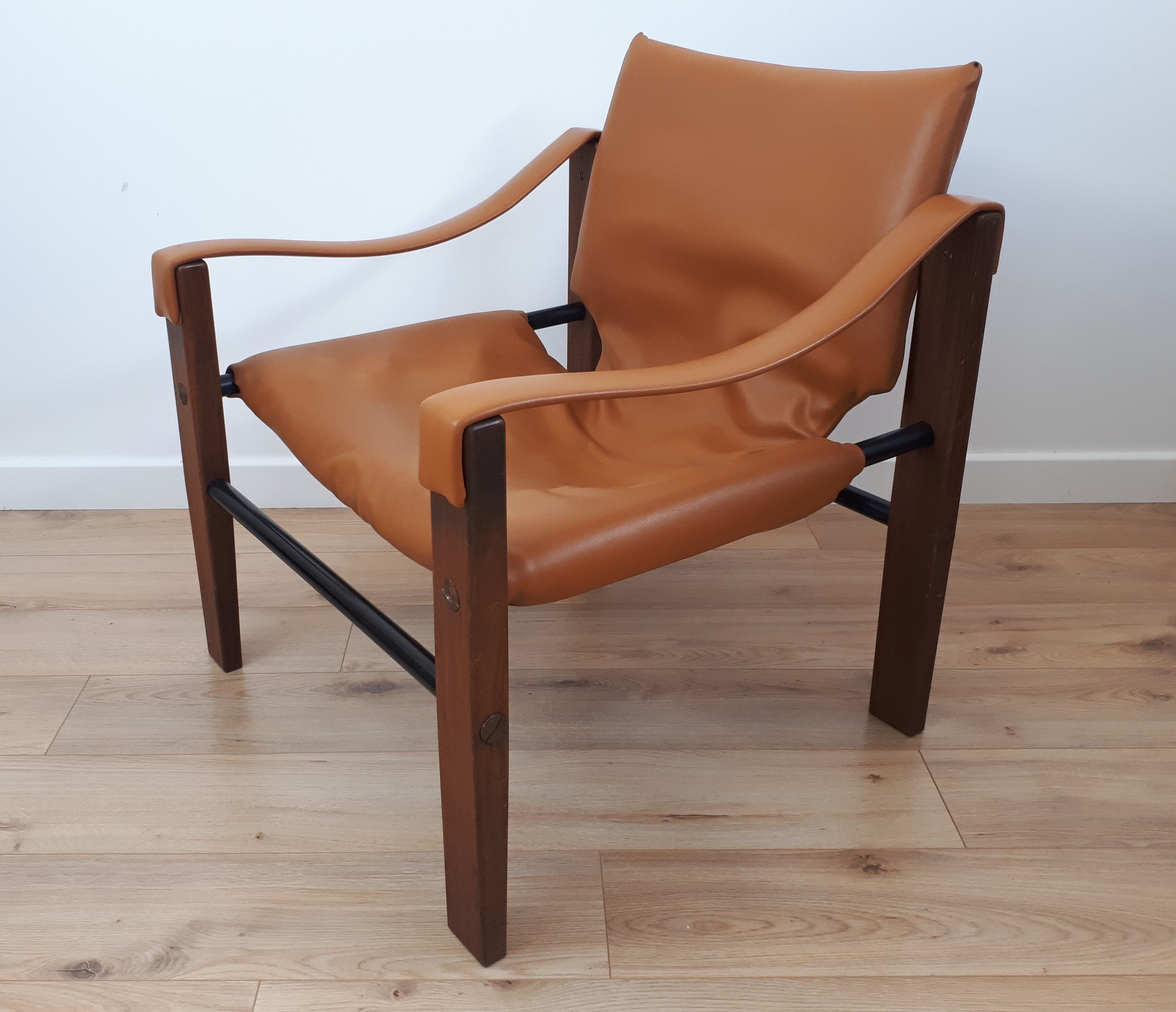 Paire de fauteuils style safari et ottoman "Chelsea", M. Burke pour Arkana, 1970s