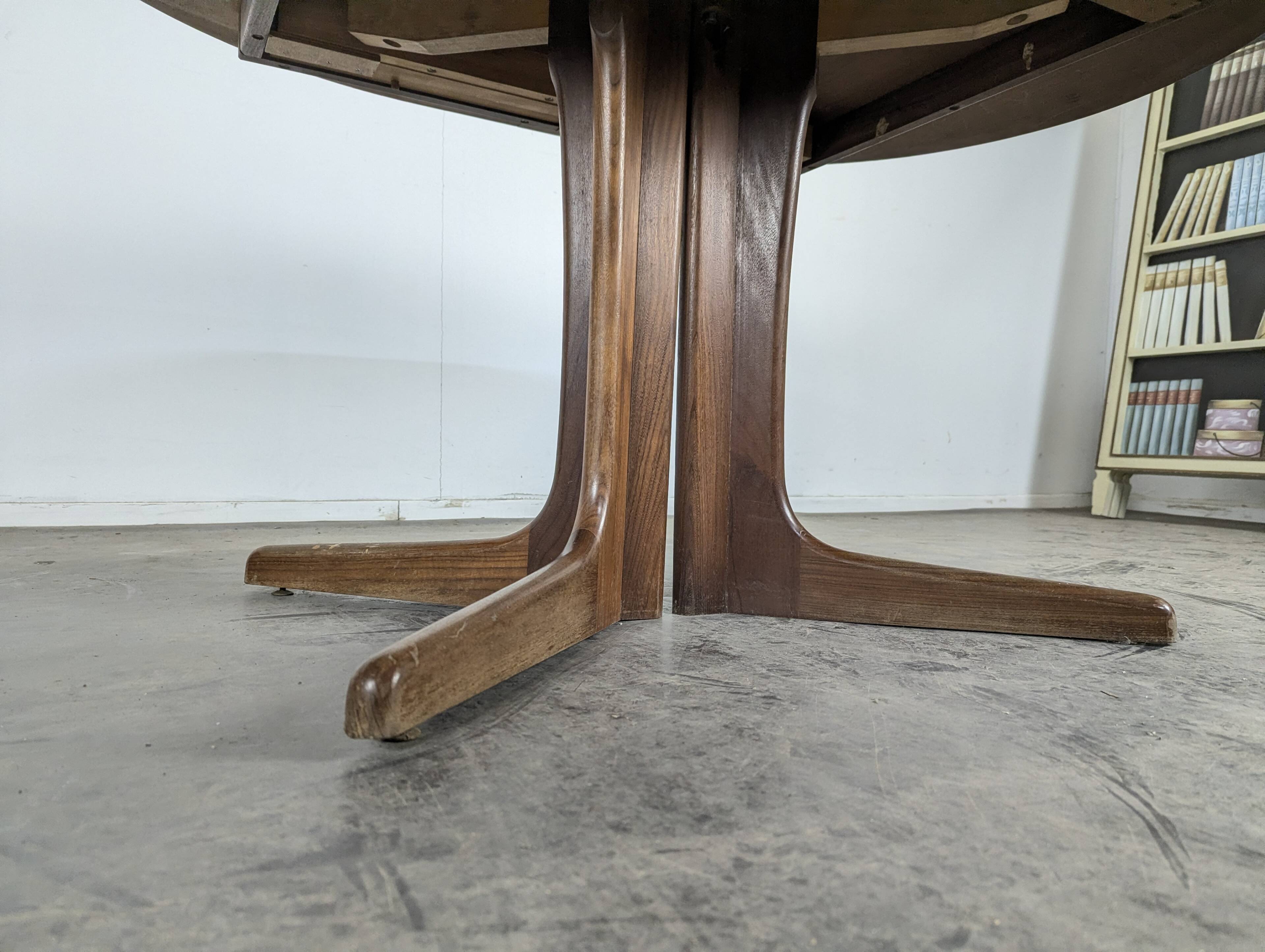 Baumann extensible table without extensions