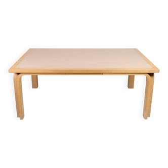 Table basse avec surface en linoléum et cadre en bois de hêtre par Magnus Olsen
