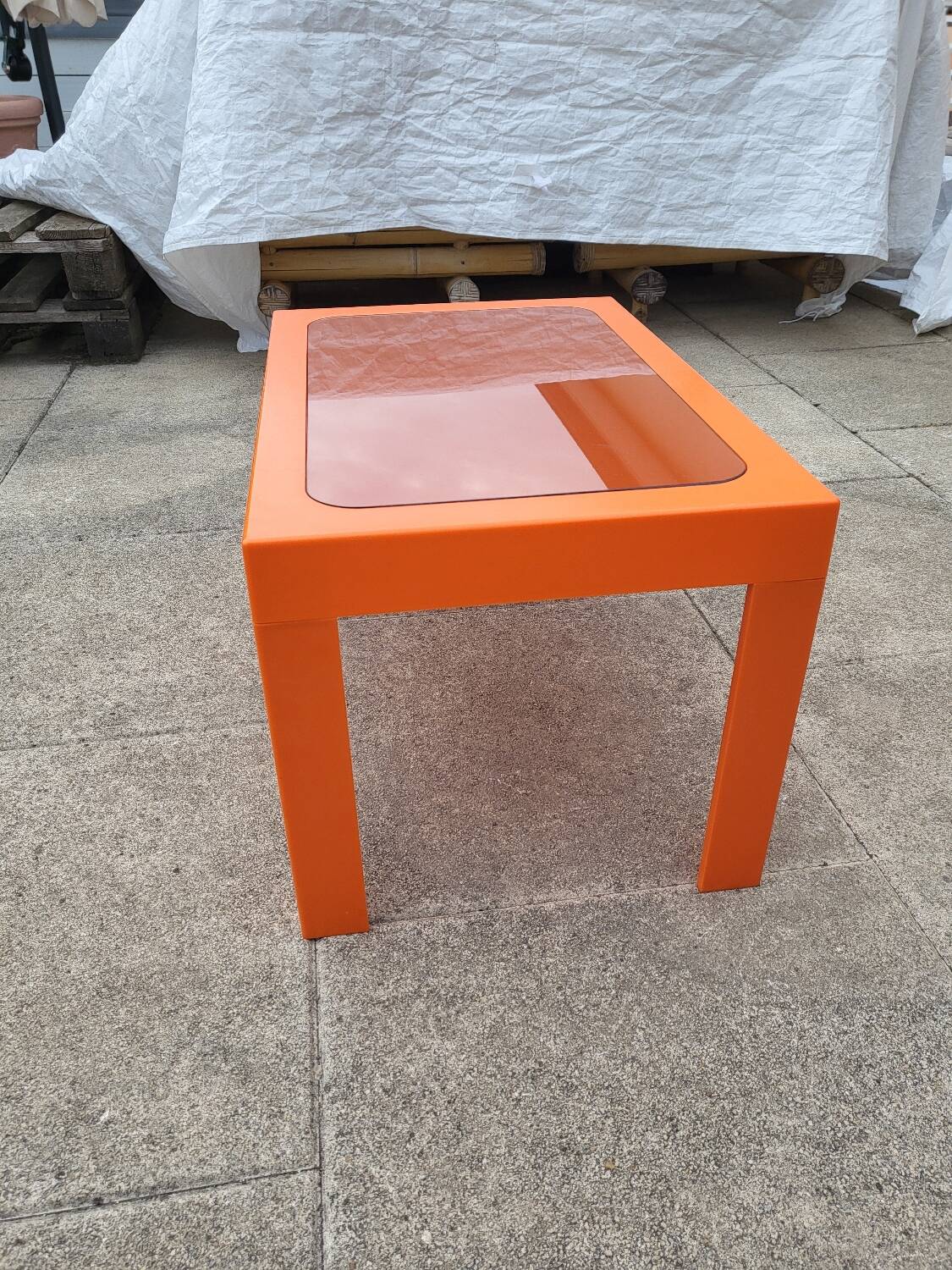 Table basse en plastique orange