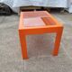 Table basse en plastique orange