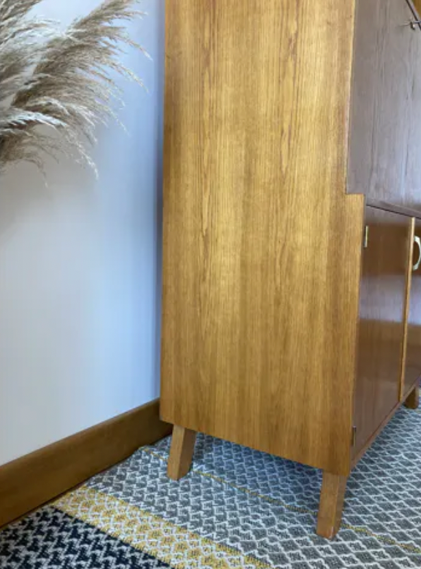 Secretary compass feet