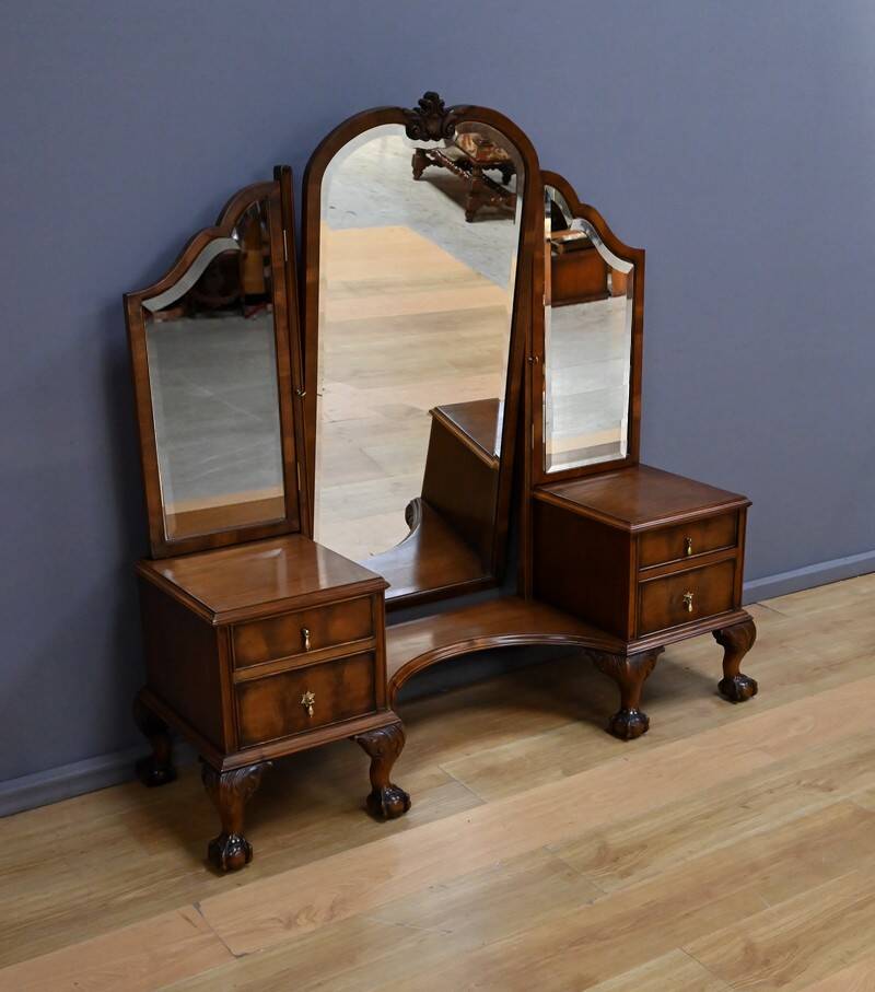 Walnut dressing table, Chippendale style, England – 1930
