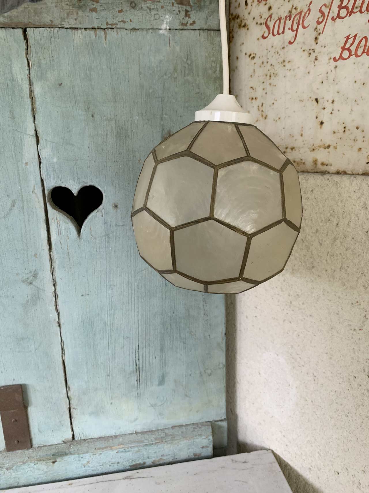 Mother-of-pearl and brass suspension