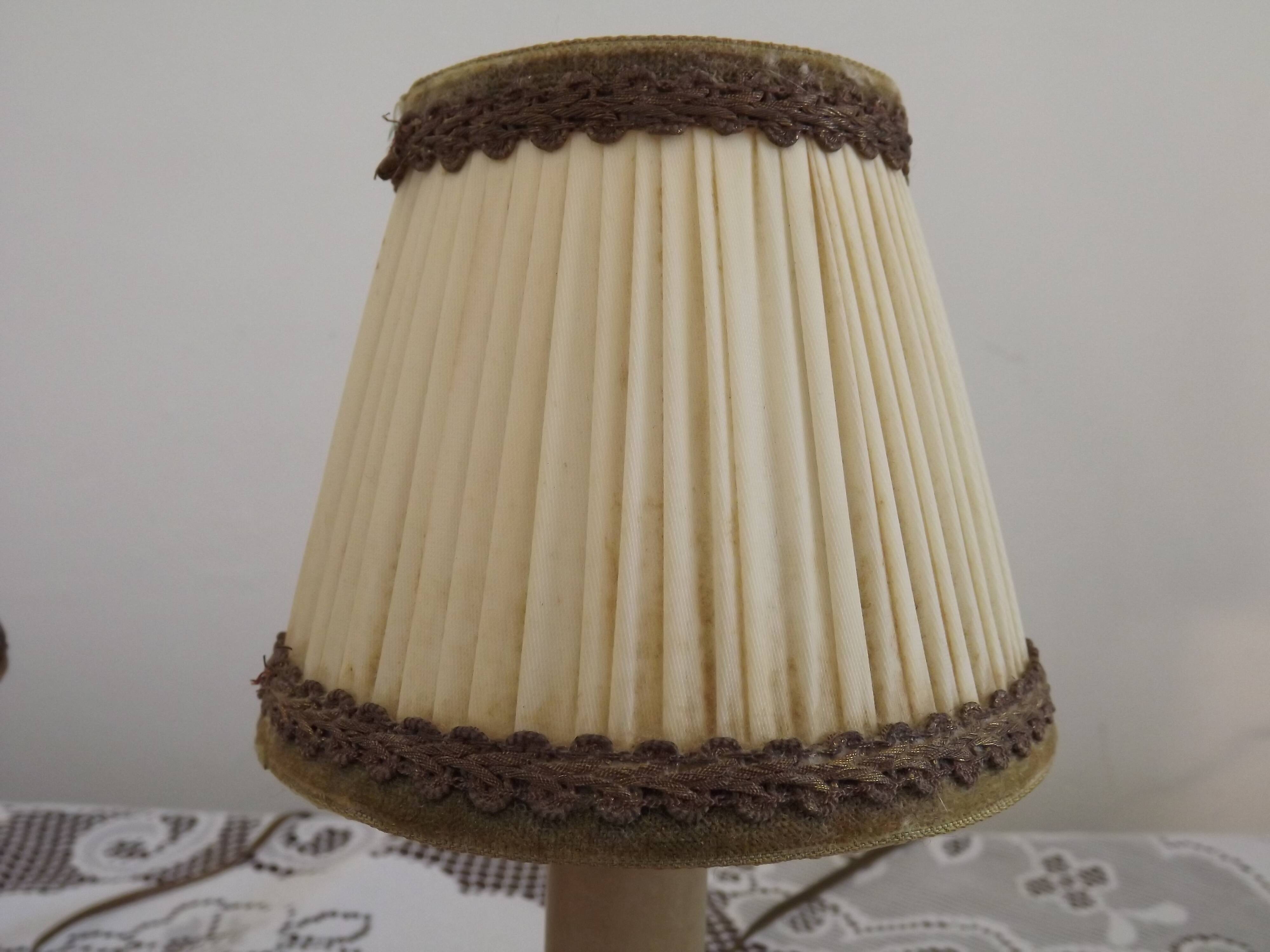 Paire de lampes candélabres vintage en bronze avec abat-jours en tissu plissé, France