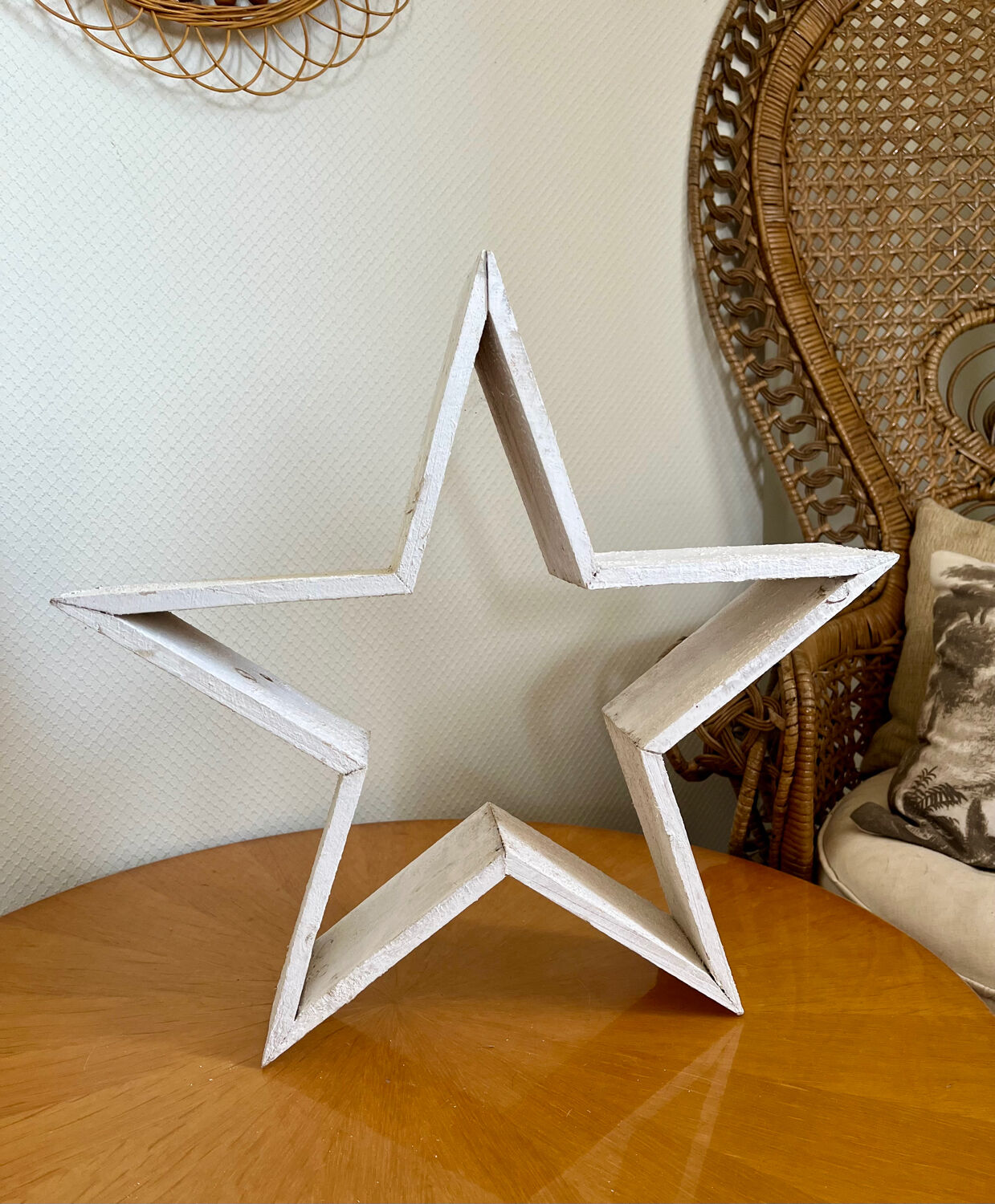 Old wooden star white patina