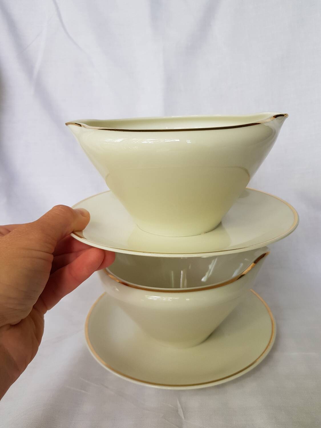 Set de 2 bols à soupe / saucières à bords dorés de Bavière, Allemagne, avec plaque inférieure attachée.