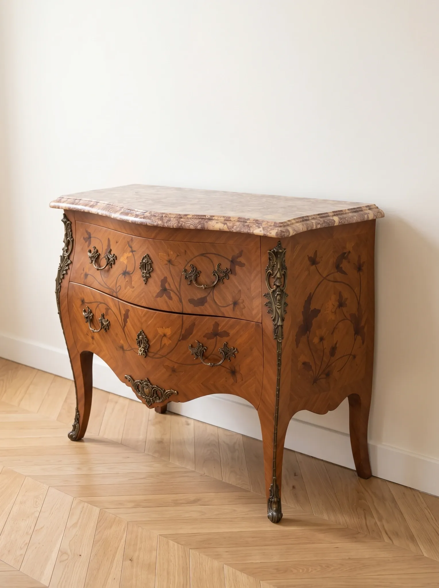 Commode Louis XV en bois de rose et marqueterie