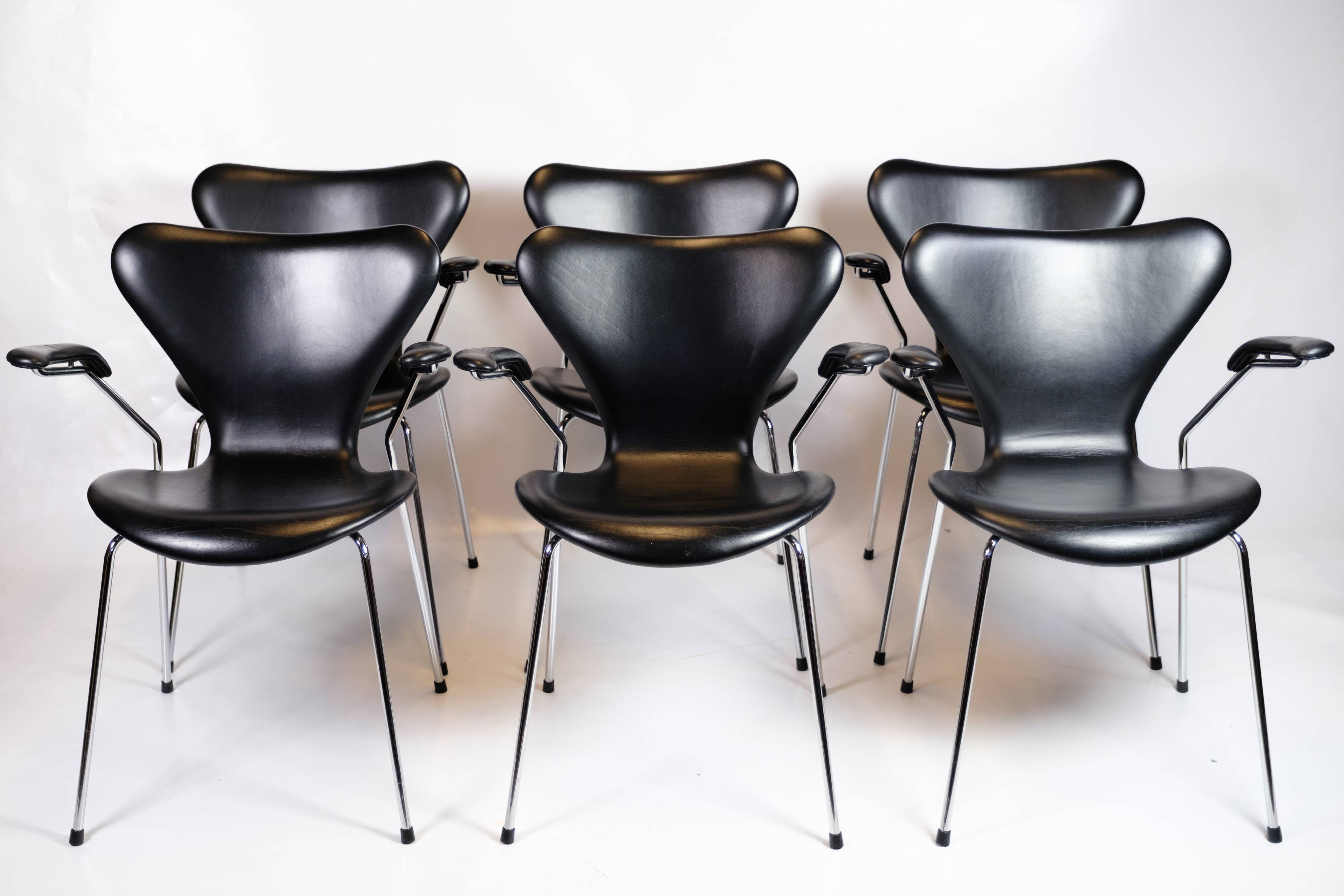 Seven Chair With Arms Model 3207 Made In Black Leather By Arne Jacobsen For Fritz Hansen