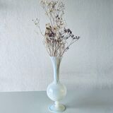 Vase ancien en opaline blanche