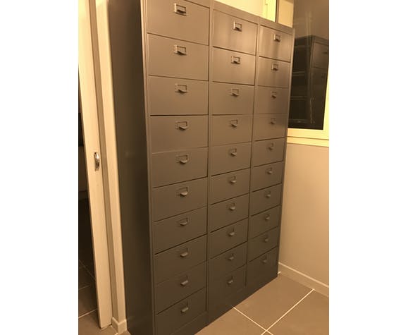 Wardrobe with metal lockers