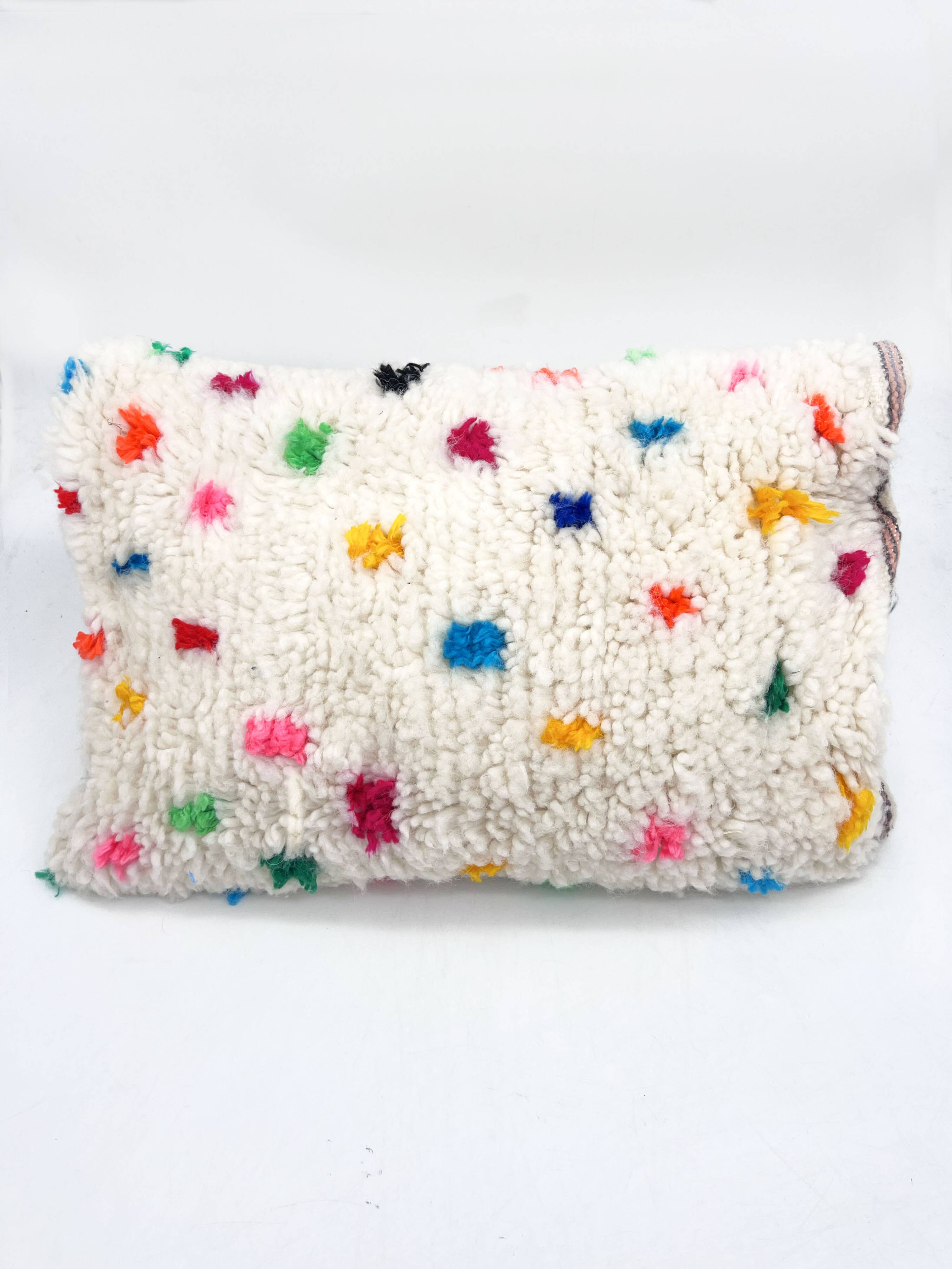 Housse de coussin berbère marocain beni Ouarain à pois colorés 60x40cm