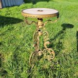 Round table in marble and gilded bronze