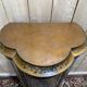 Vitrine galbée de style Louis XVen bois peint et bronze