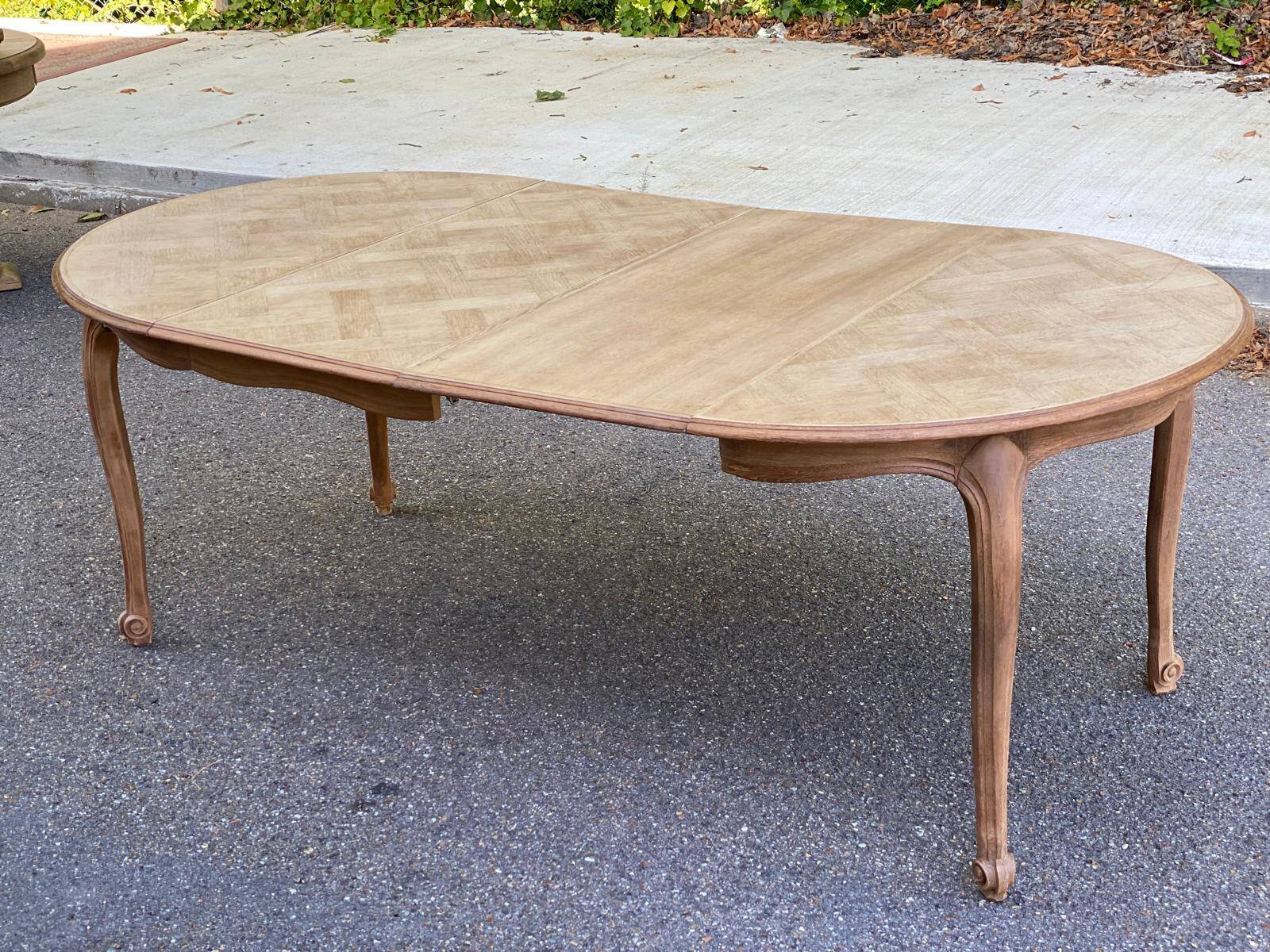 Table à manger ronde Louis XV rénovée en bois brut 210cm