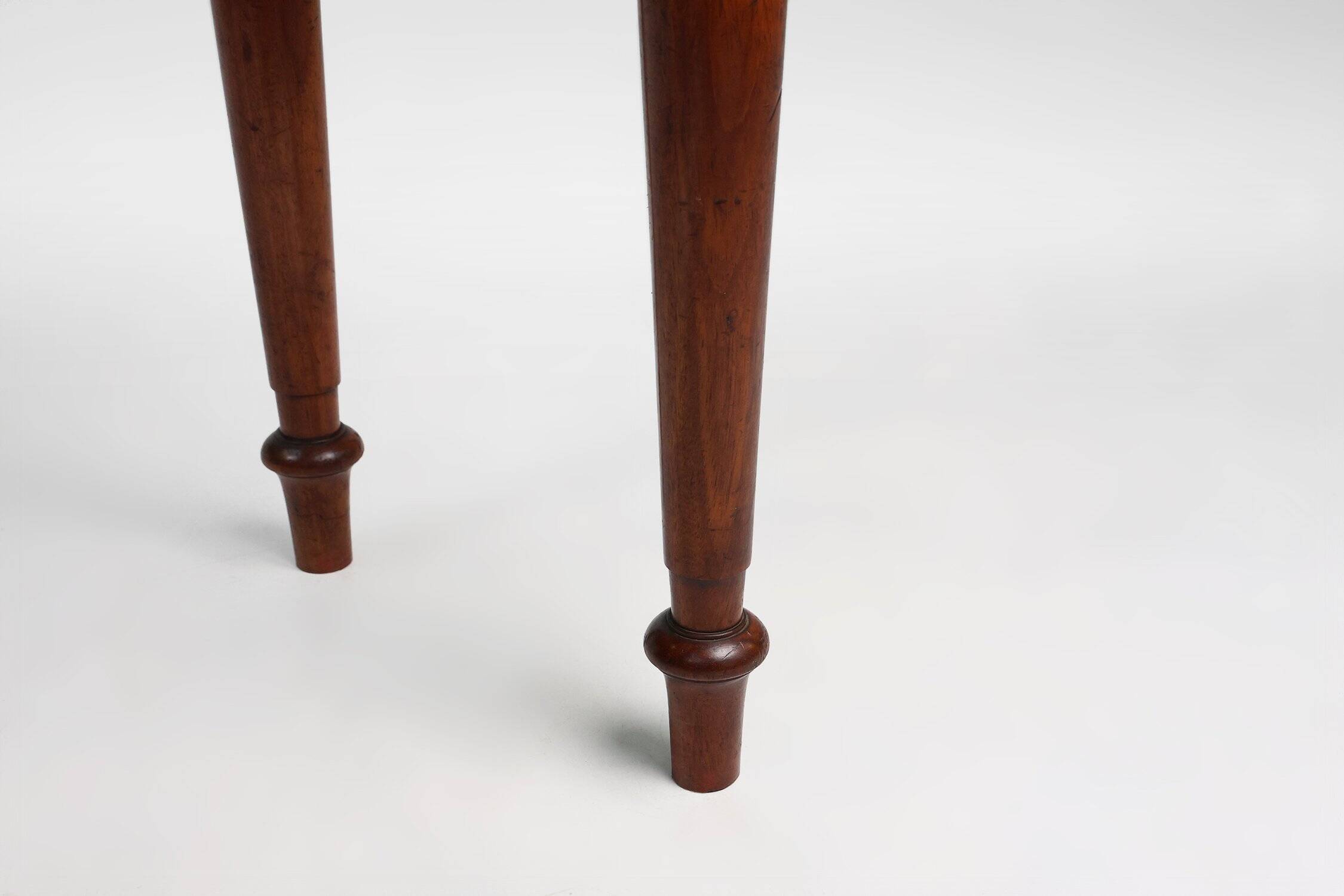 Table d'appoint anglaise élégante du milieu du 19e siècle en bois massif