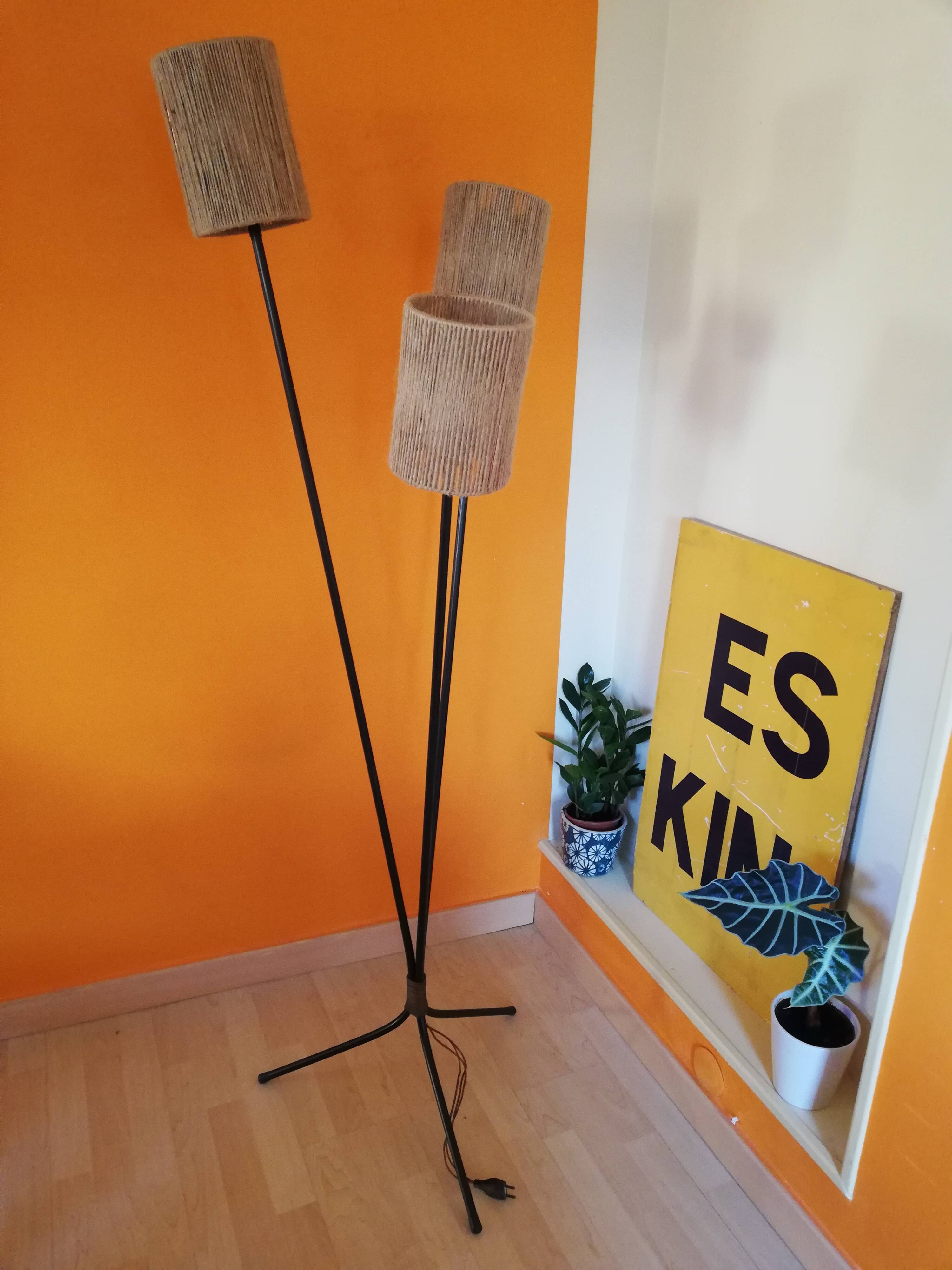 Vintage tripode lamppost