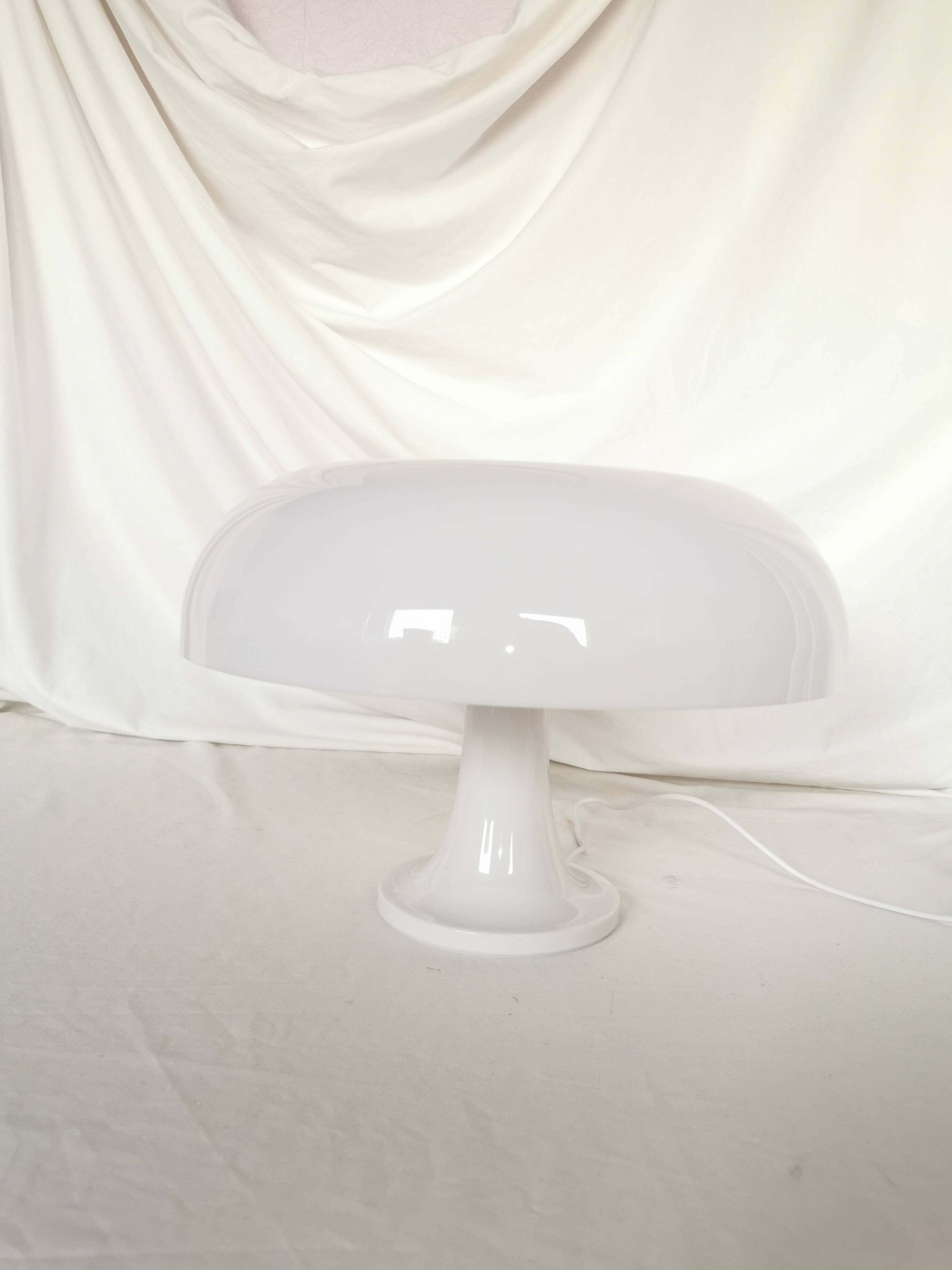 Lampe champignon en plastique blanc