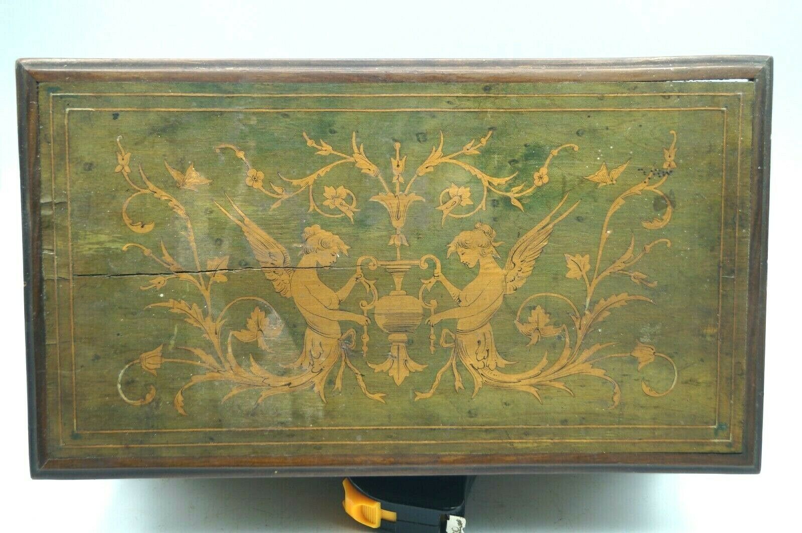 Marquetry jewellery box with foliage decoration