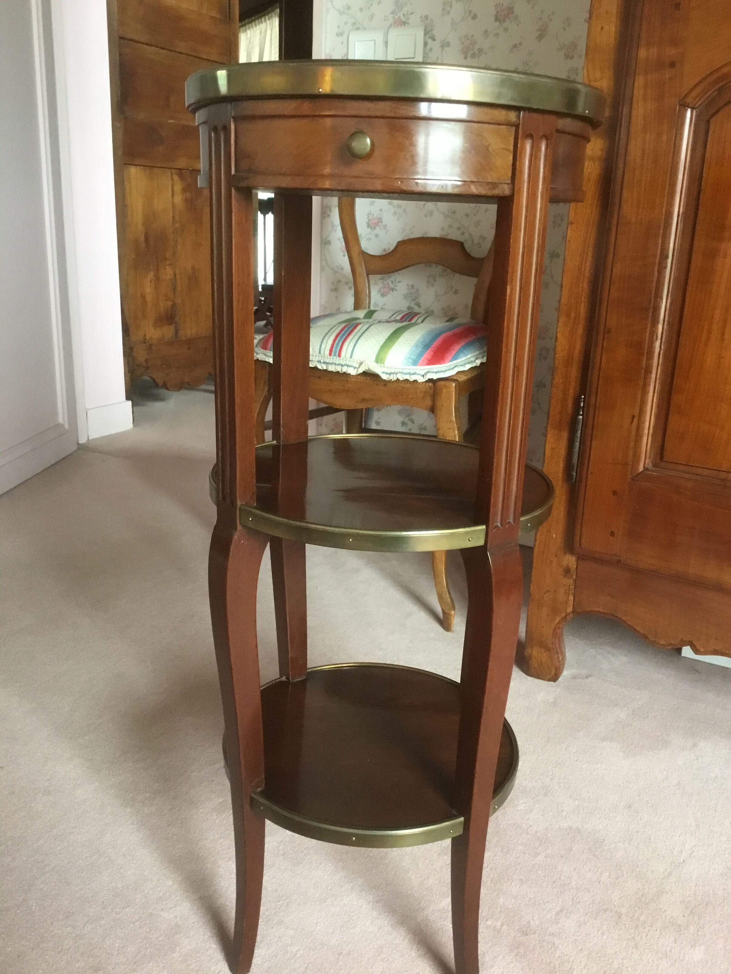 Gueridon with small drawer