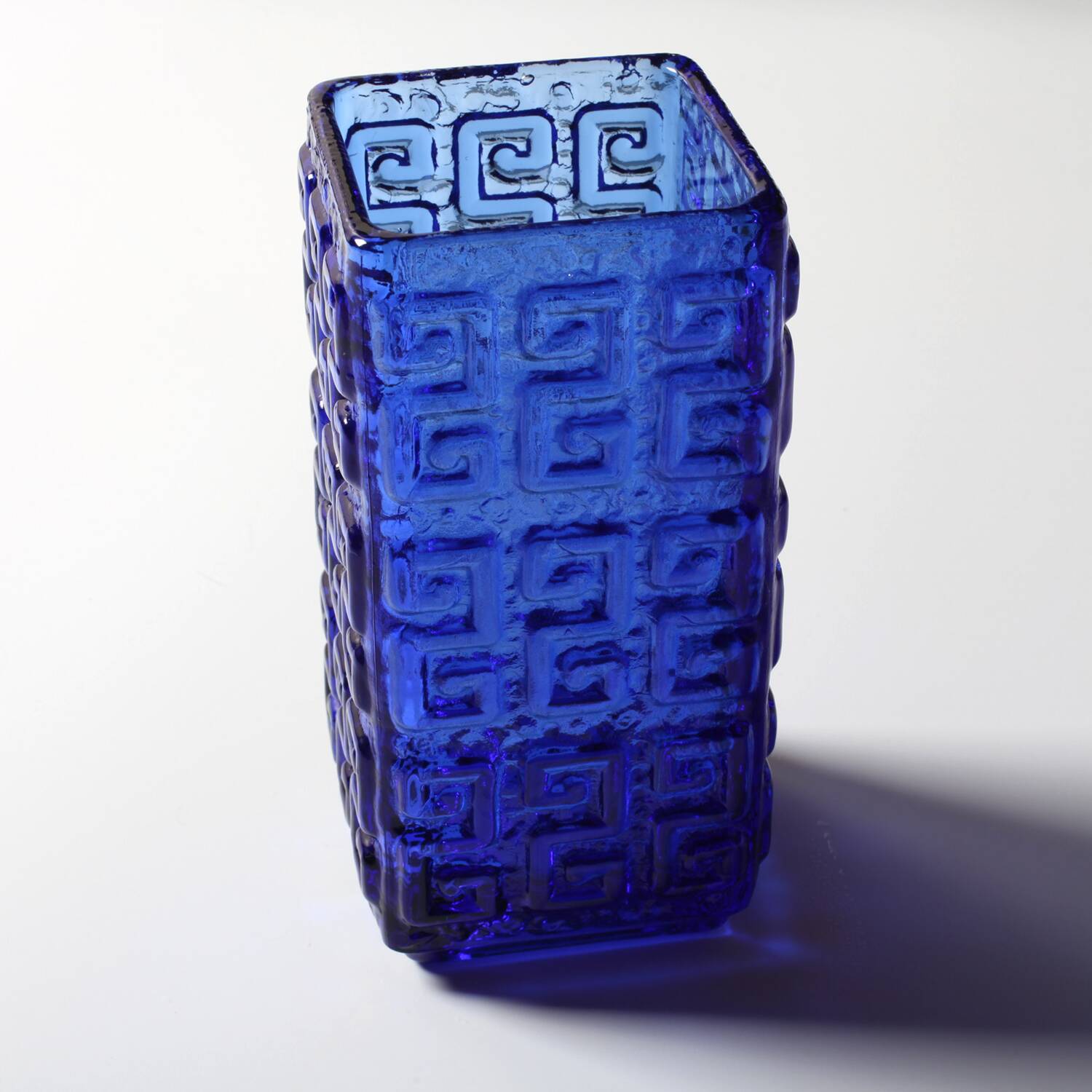 Vase en verre bleu cobalt du milieu du siècle : design finlandais par Tamara Aladin