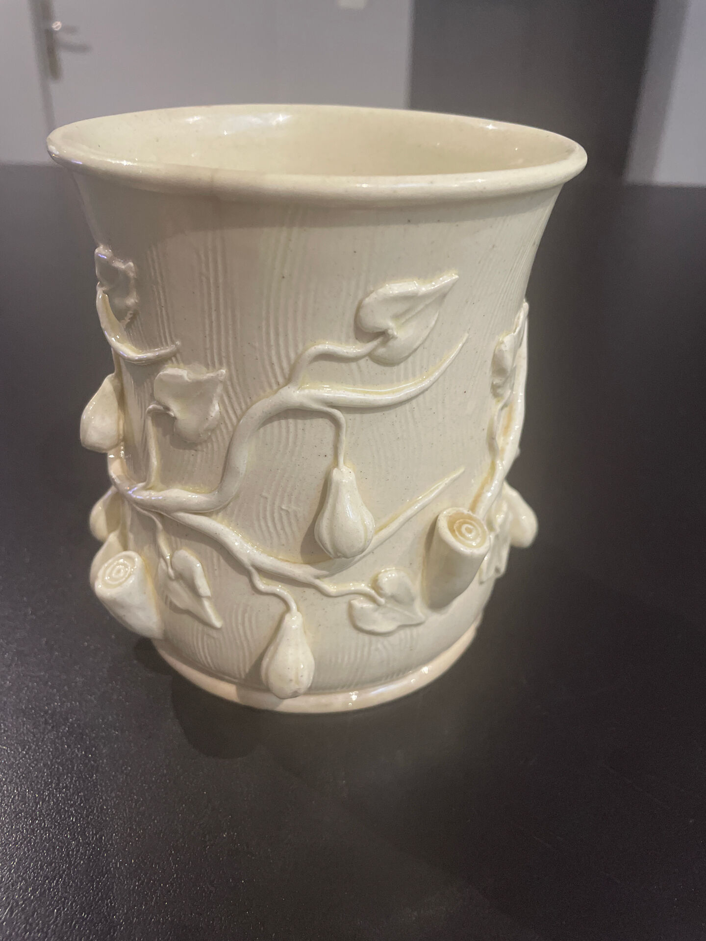 Cache-pot, vase en faïence écru
