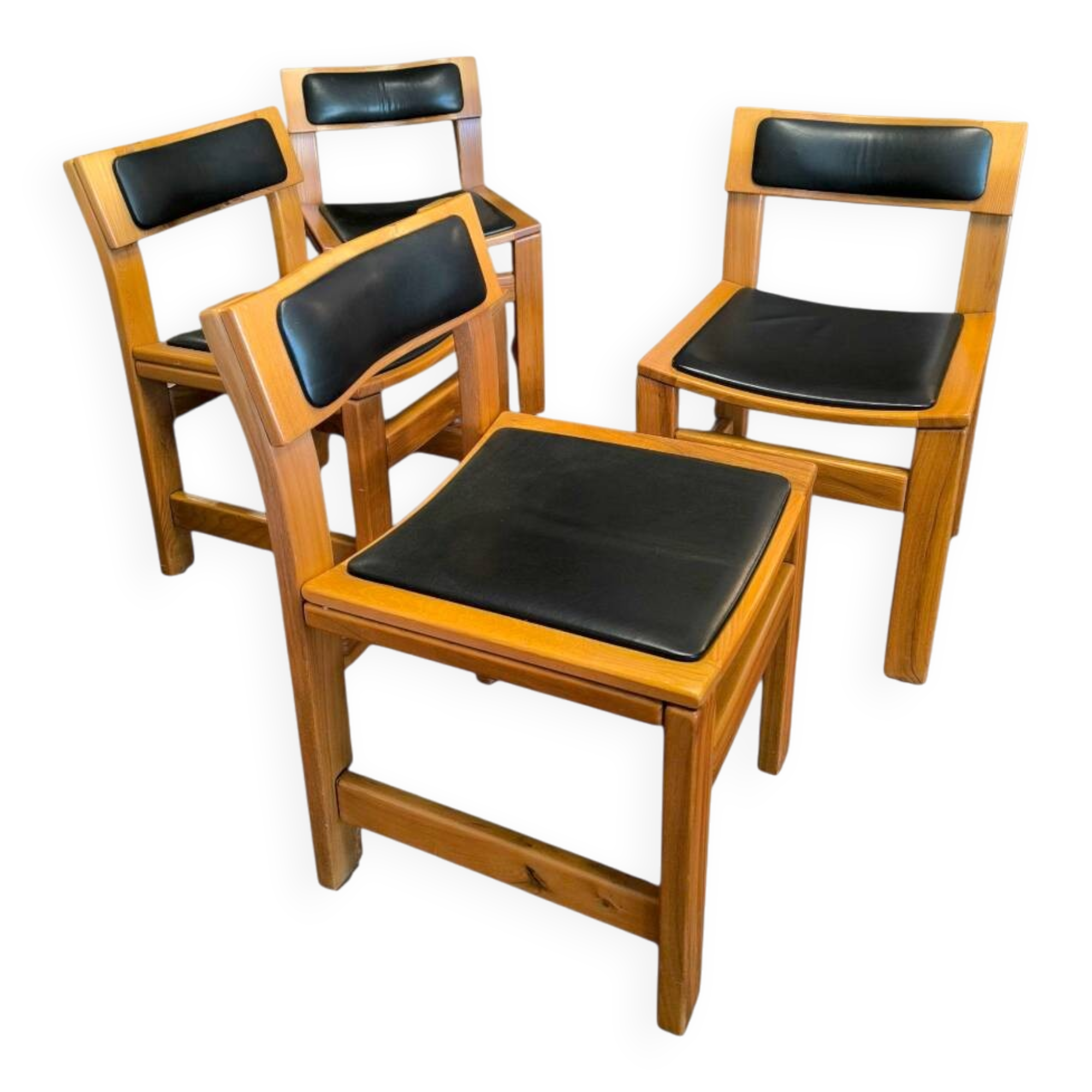 4 chairs in solid elm and leather from the Regain brand.