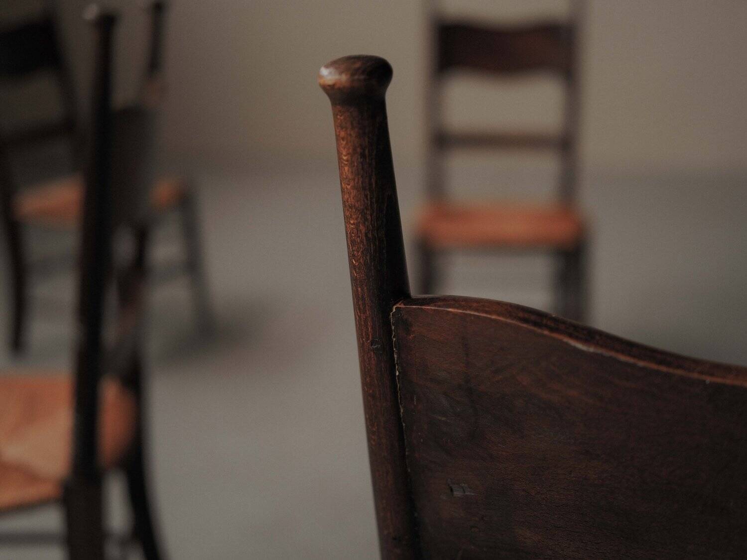 Set of 6 Arts & Crafts chairs, solid wood and straw, circa 1900.