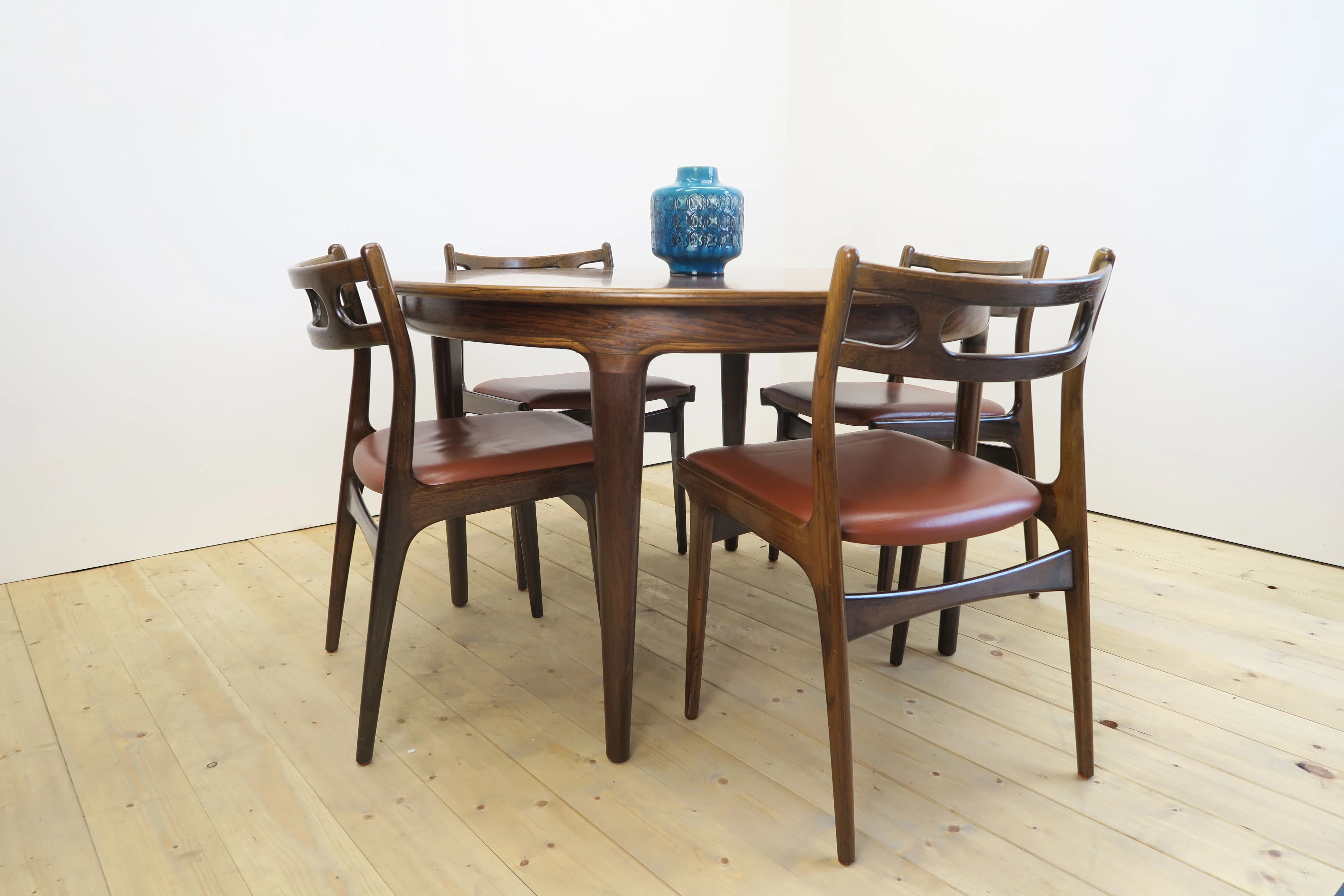 Dining room set in rosewood with table and 4 chairs, 1960s.