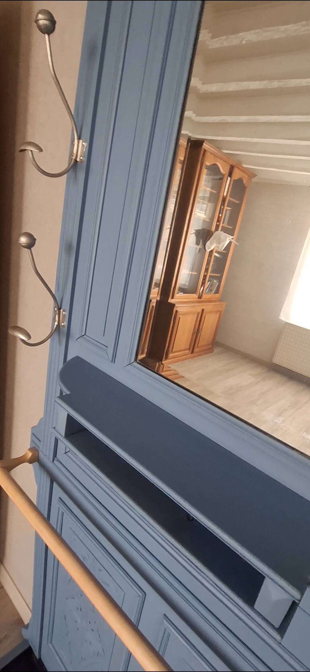 Wall-mounted locker room