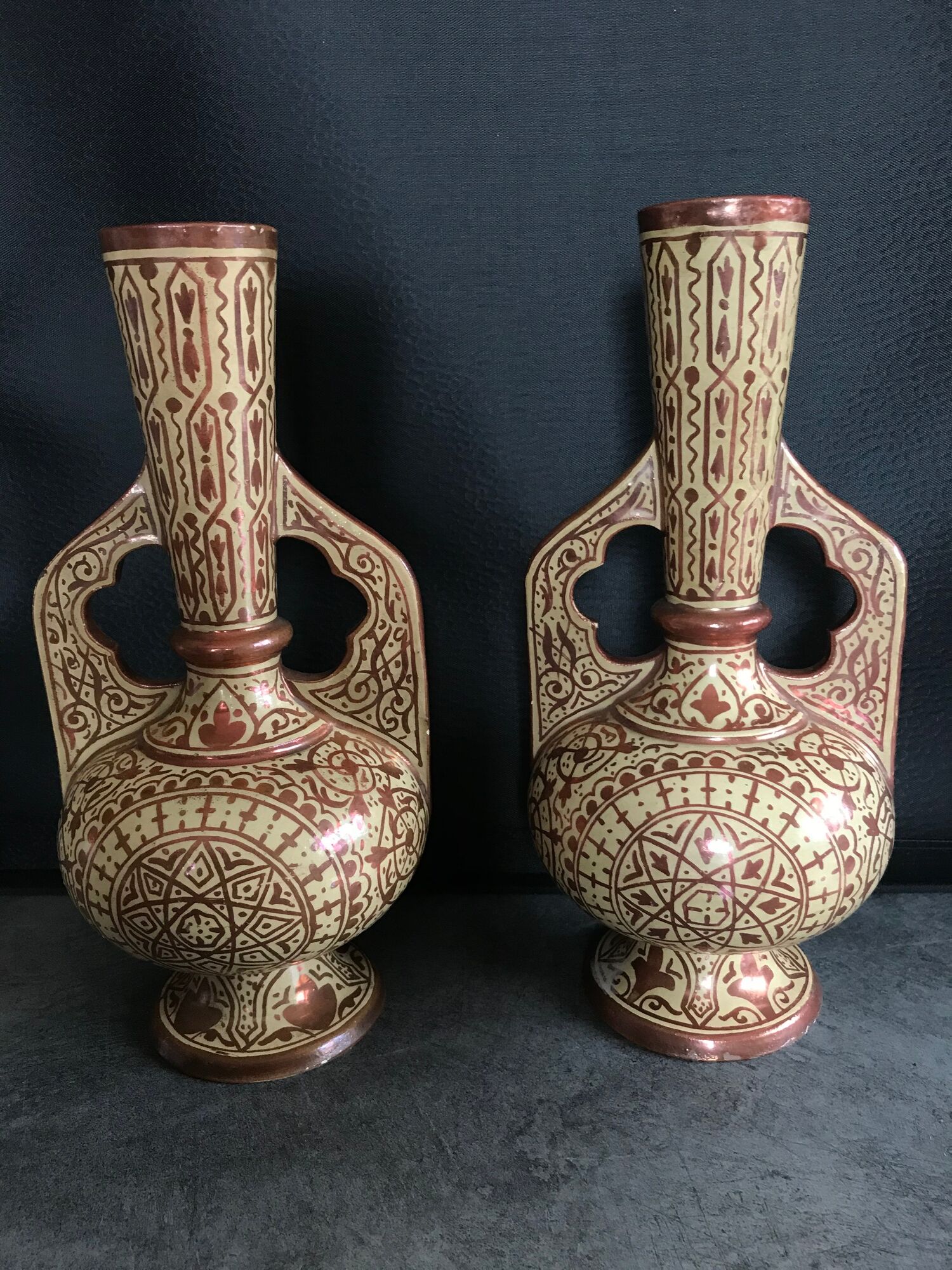 Pair of vases in faïence hispano mauresque decoration arabasques irise reflections metal