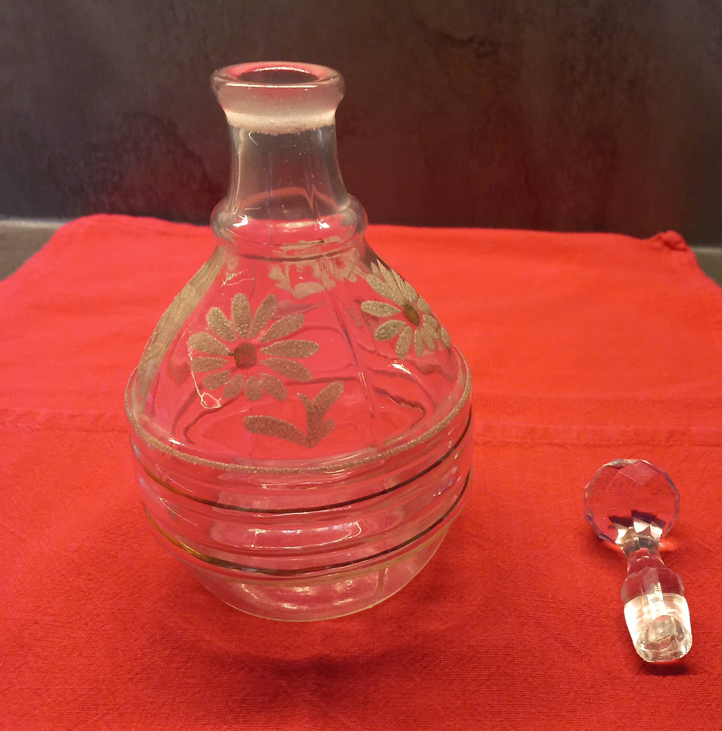 Petite carafe ronde, décor marguerites