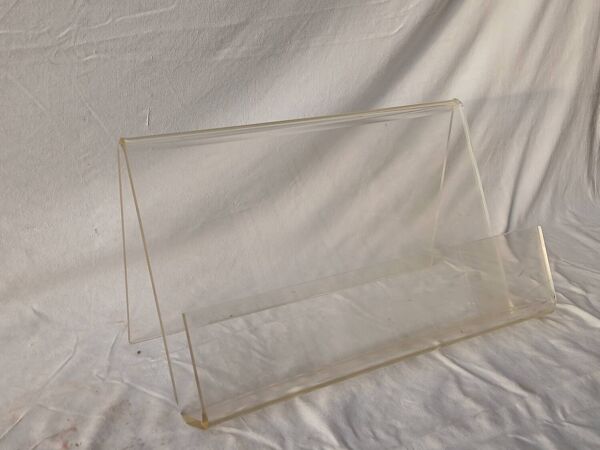 Porte-revue en plexiglas